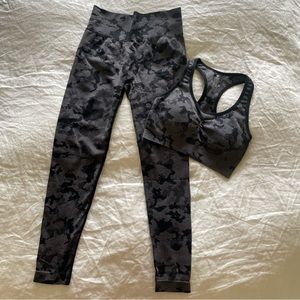 ‼️SOLD‼️NEW Seamless gray and black camo leggings and bra, booty scrunch size M